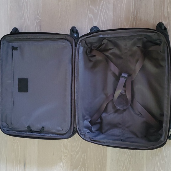 Tumi Continental Expandable 4-Wheel Carry-On Spinner Cabin Luggage - Picture 6 of 13